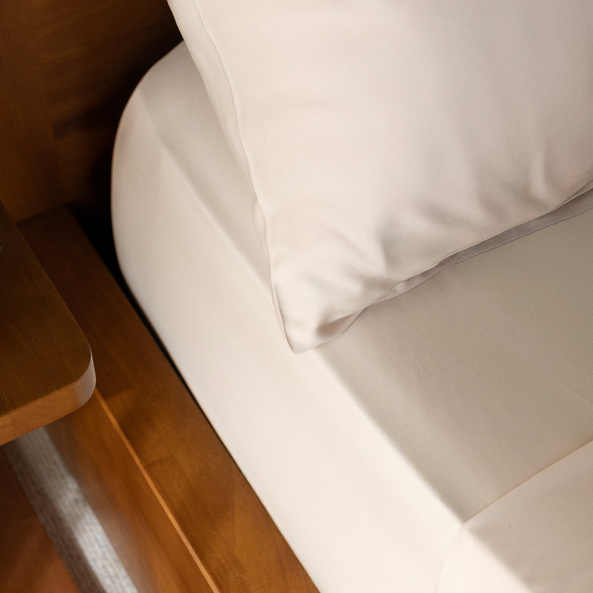 Fit: fitted corner on the mattress